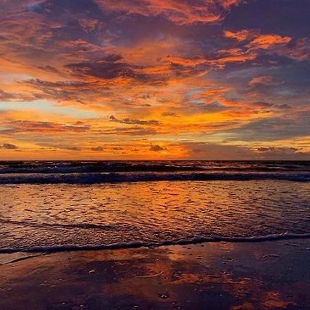 Private Room In A 2 Bedroom 1 Bathroom Shared With Host, On The Beach, Surrounded By Resorts, Only 2 People Max Сант Пит Бич Экстерьер фото